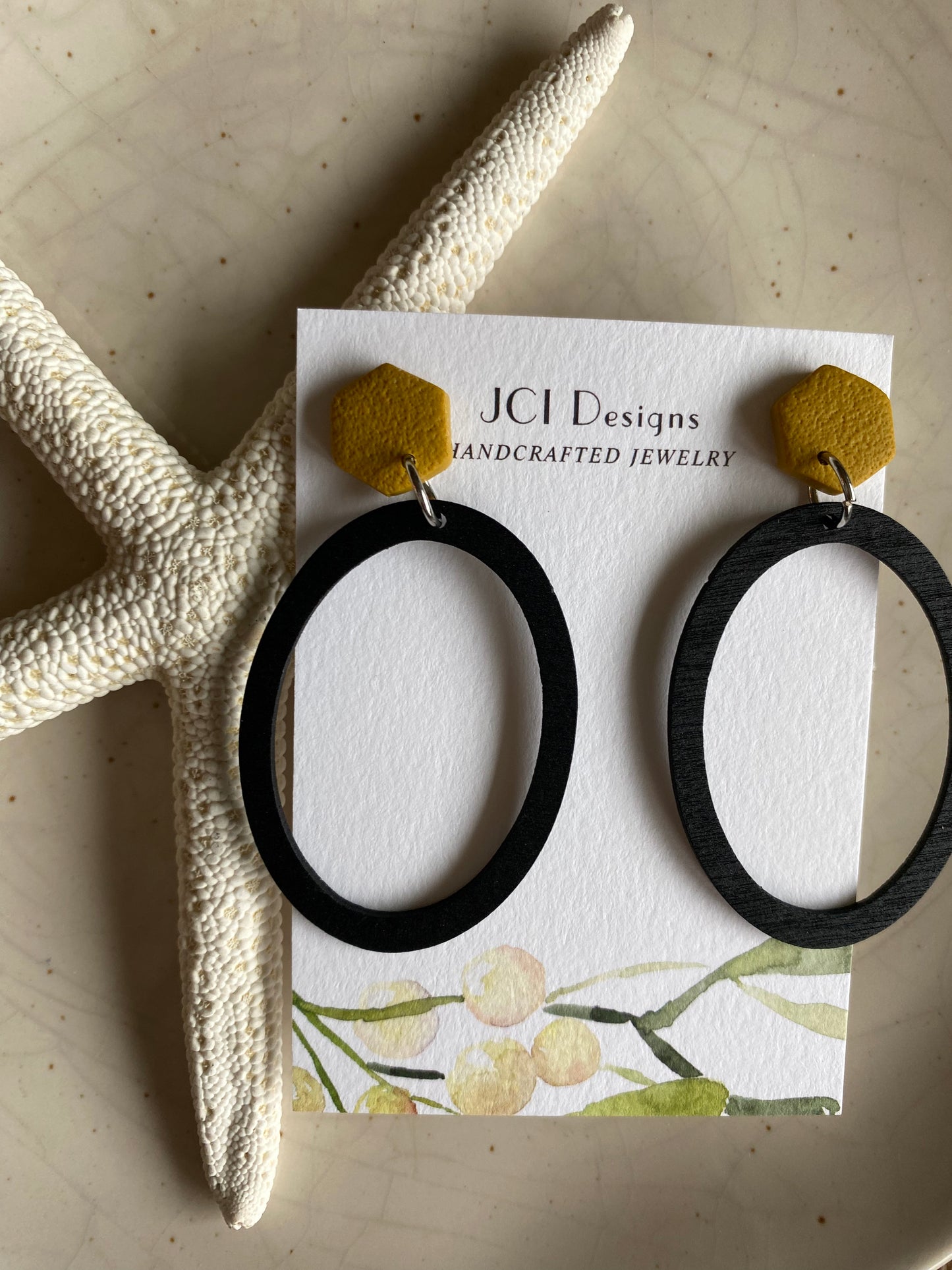 Black wooden circle drops in mustard