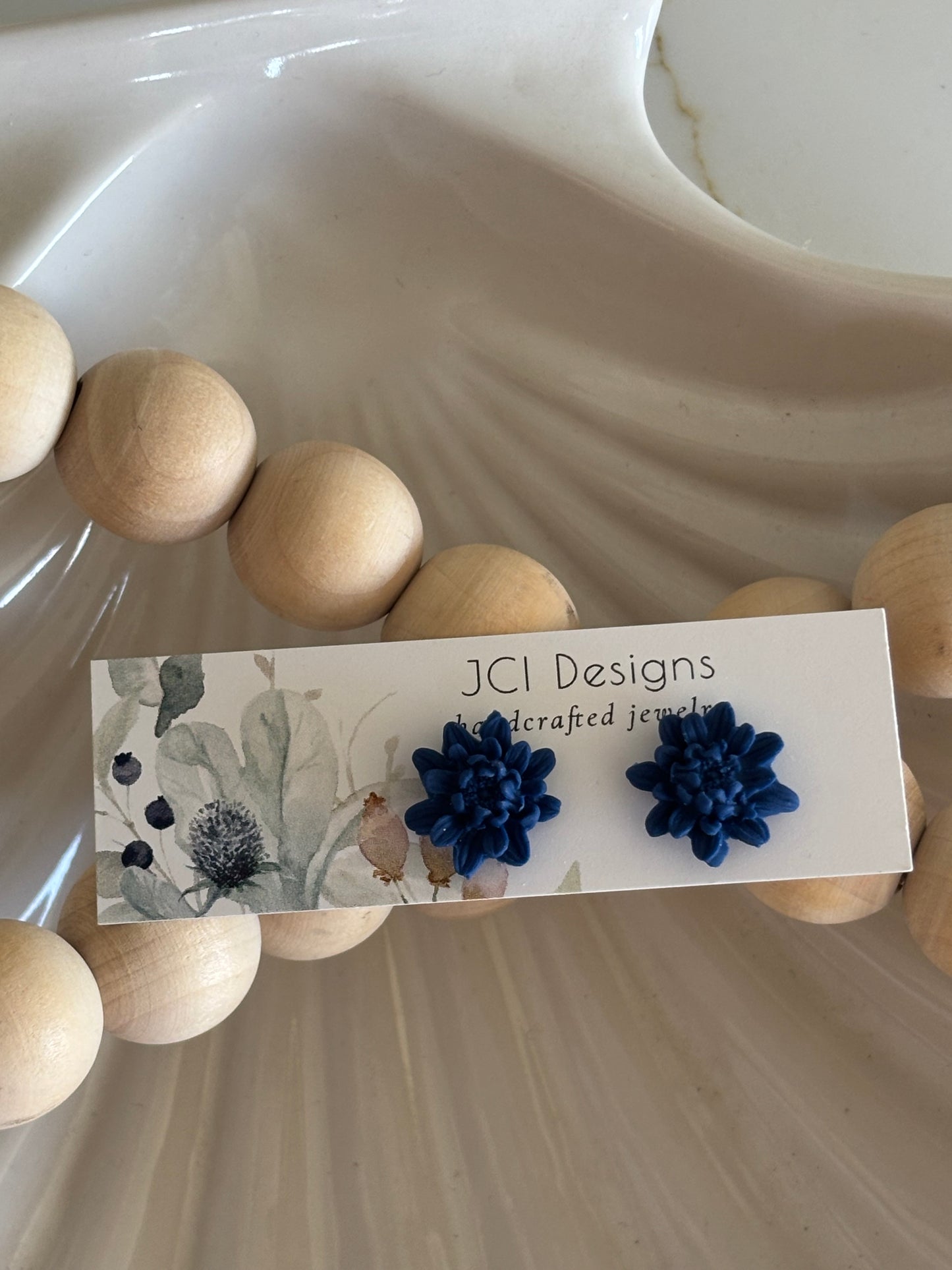 Flower studs in navy