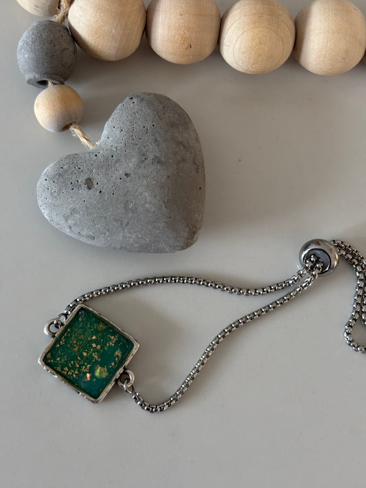 Square chain bracelet in emerald