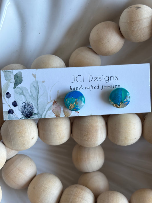 Button studs in ocean wave