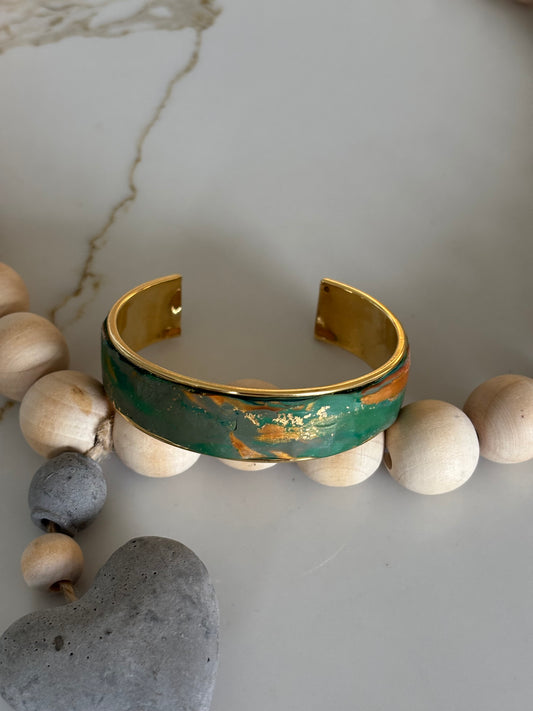 Cuff bangle in green and gold
